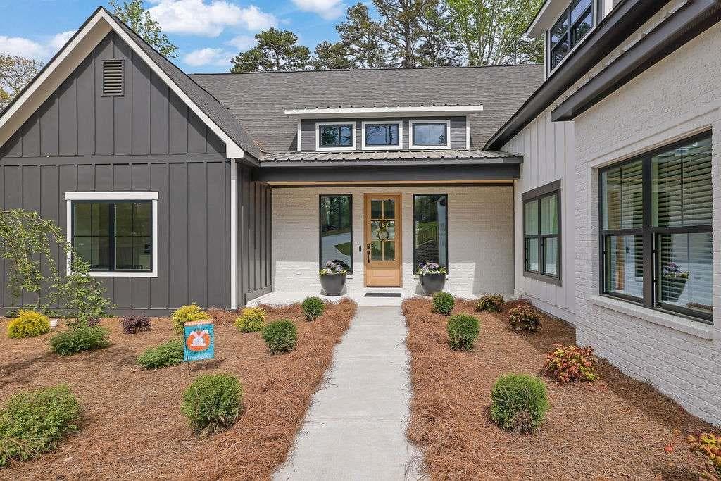 7 bedroom, 7 bathroom, 4,898 sq ft single family residence for sale at 6093 Shadburn Ferry Road, Buford, GA 30518 — photo 4
