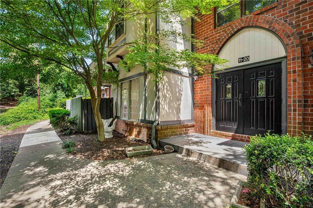 3 bedroom, 2 bathroom condominium for sale at 6851 Roswell Road Q16, Atlanta, GA 30328 — photo 6