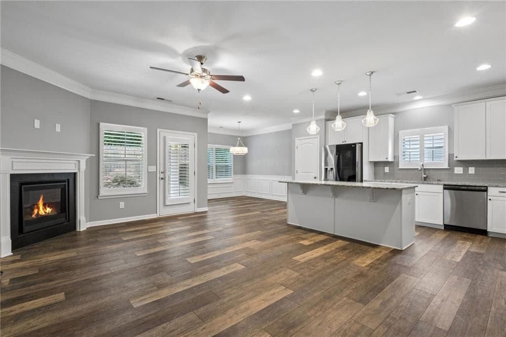 4 bedroom, 3 bathroom, 2,010 sq ft single family residence under contract at 5458 Sycamore Creek Way, Sugar Hill, GA 30518 — photo 8