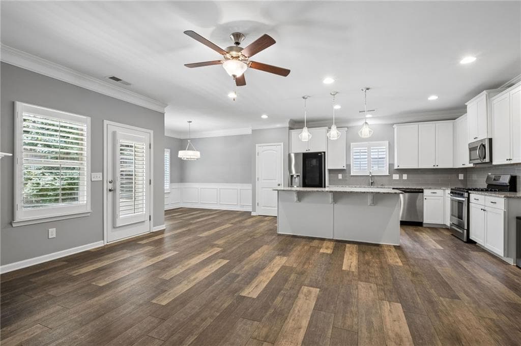 4 bedroom, 3 bathroom, 2,010 sq ft single family residence under contract at 5458 Sycamore Creek Way, Sugar Hill, GA 30518 — photo 9