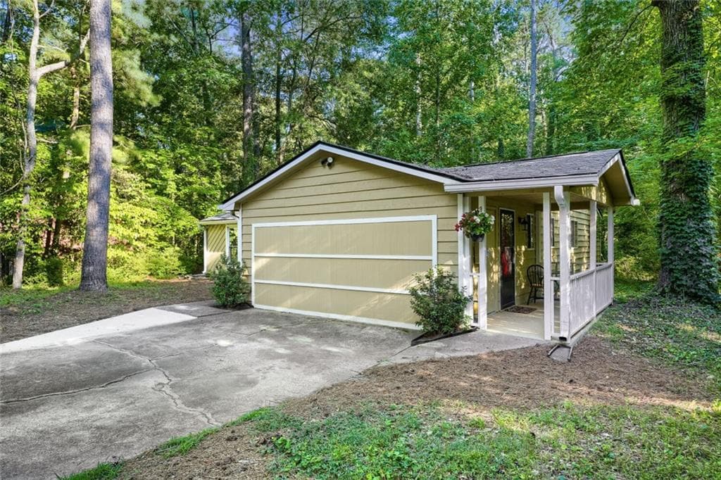 4 bedroom, 3 bathroom, 1,870 sq ft single family residence for sale at 2035 N Landing Way, Marietta, GA 30066 — photo 2