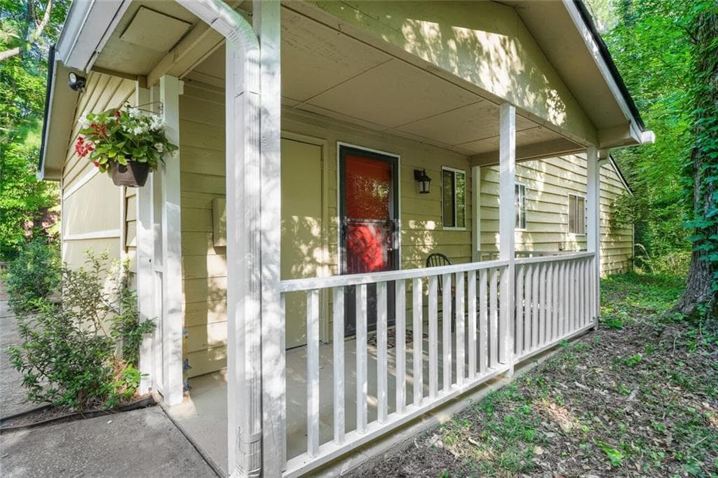 4 bedroom, 3 bathroom, 1,870 sq ft single family residence for sale at 2035 N Landing Way, Marietta, GA 30066