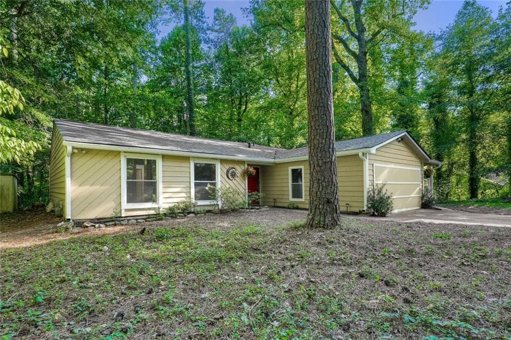 4 bedroom, 3 bathroom, 1,870 sq ft single family residence for sale at 2035 N Landing Way, Marietta, GA 30066 — photo 4