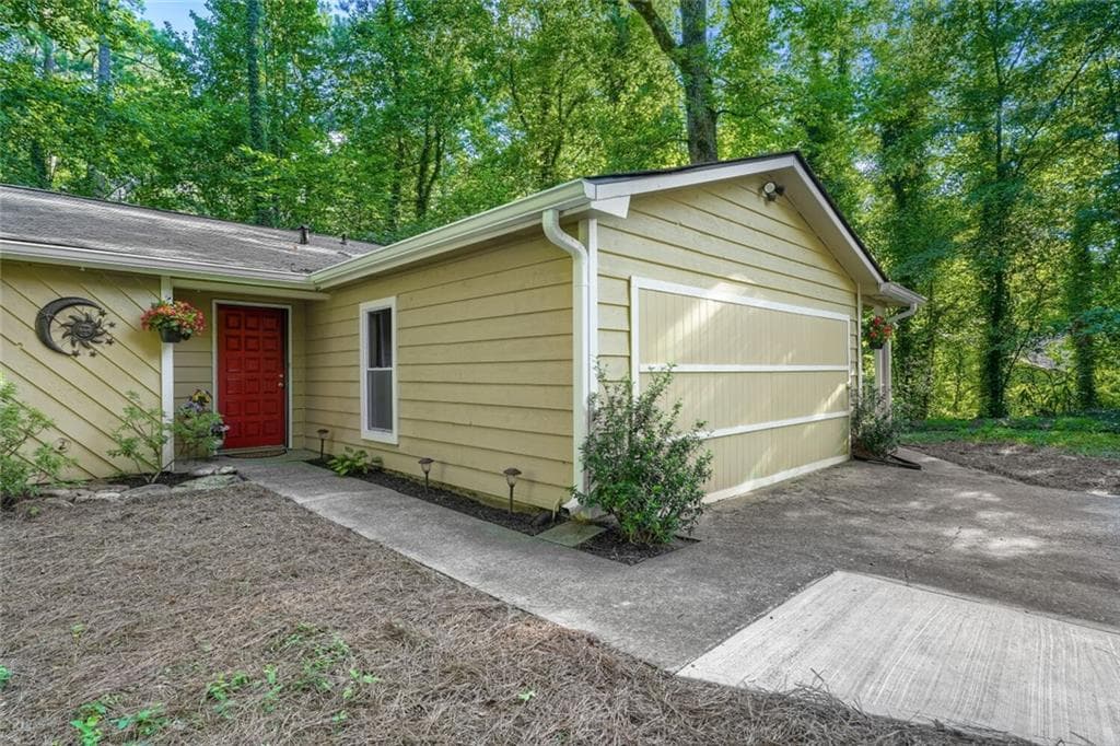 4 bedroom, 3 bathroom, 1,870 sq ft single family residence for sale at 2035 N Landing Way, Marietta, GA 30066 — photo 5