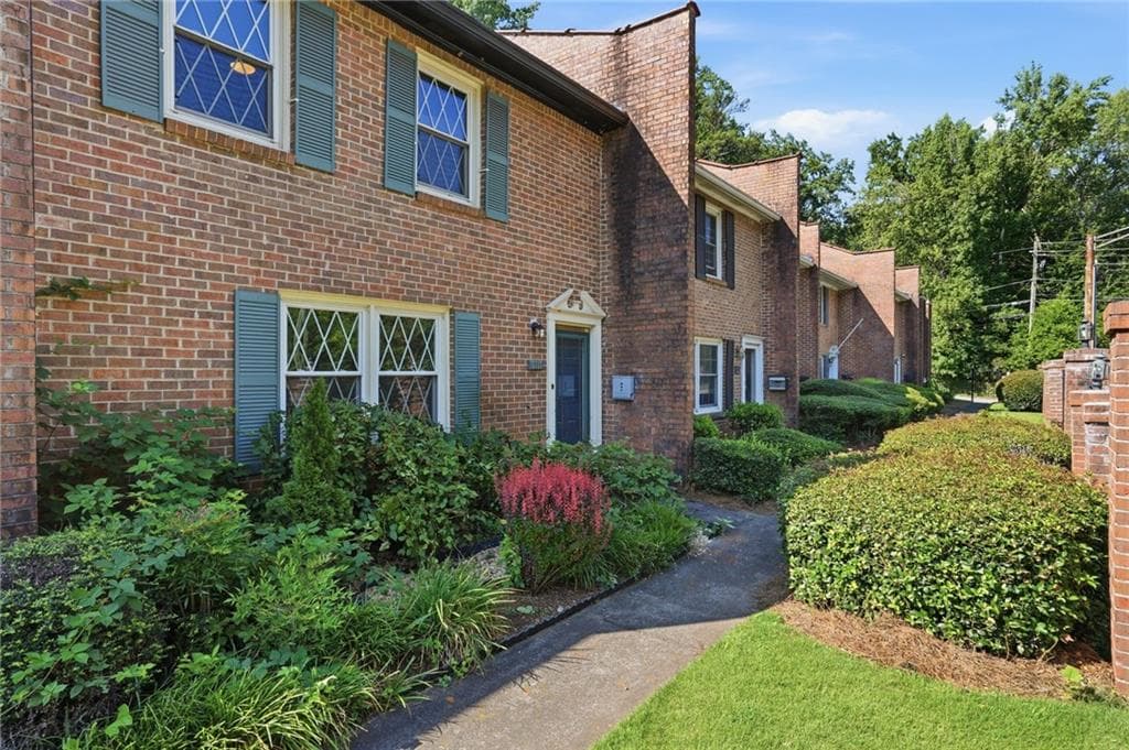 3 bedroom, 3 bathroom, 1,452 sq ft townhouse for sale at 1111 Scott Boulevard, Decatur, GA 30030 — photo 2
