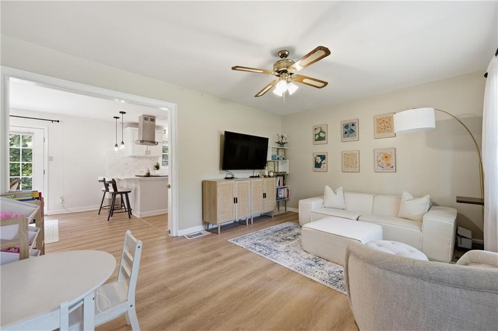 3 bedroom, 2 bathroom, 1,335 sq ft single family residence under contract at 6803 Queen Mill Road, Mableton, GA 30126 — photo 5