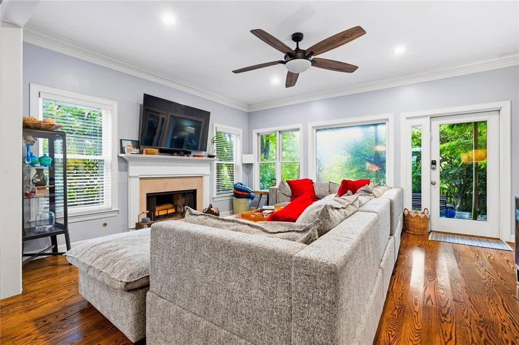 4 bedroom, 3 bathroom, 2,372 sq ft single family residence for rent at 4565 Windsor Park Place, Atlanta, GA 30342 for $4,400 a month — photo 2