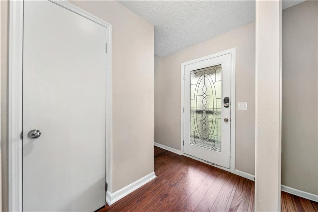 4 bedroom, 3 bathroom, 1,920 sq ft single family residence for sale at 5121 Heather Road, Smyrna, GA 30082 — photo 3