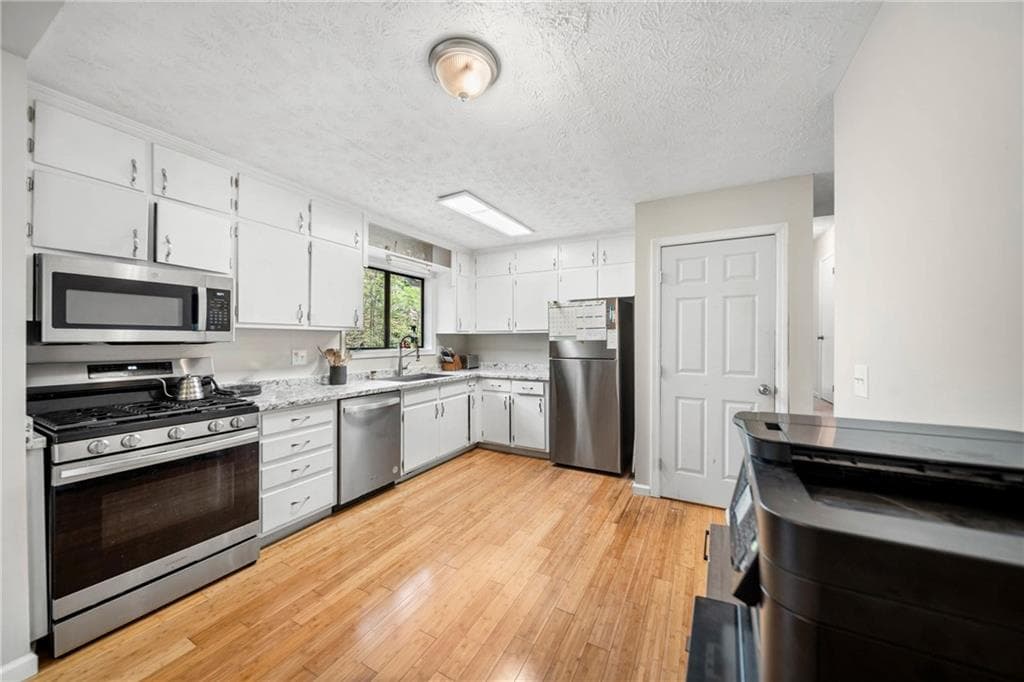4 bedroom, 3 bathroom, 1,920 sq ft single family residence for sale at 5121 Heather Road, Smyrna, GA 30082 — photo 6