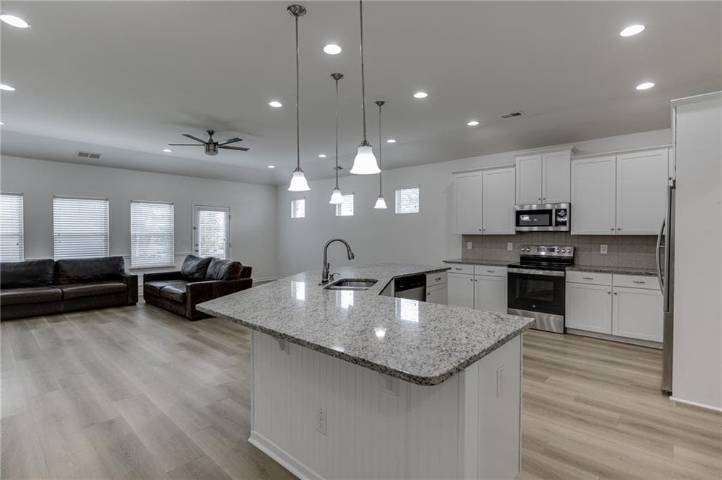 3 bedroom, 2 bathroom, 1,822 sq ft single family residence under contract at 381 Eagles Bluff Way, Hoschton, GA 30548 — photo 5