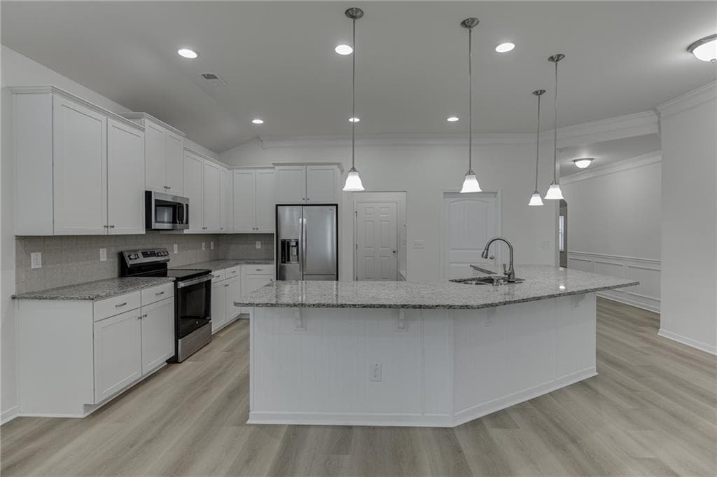 3 bedroom, 2 bathroom, 1,822 sq ft single family residence under contract at 381 Eagles Bluff Way, Hoschton, GA 30548 — photo 7