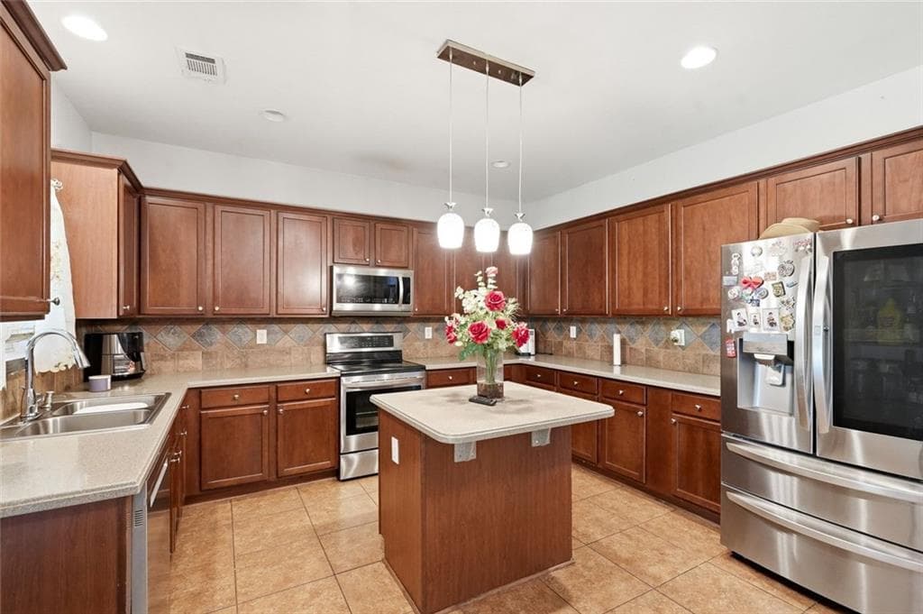 6 bedroom, 3 bathroom, 3,246 sq ft single family residence under contract at 1709 Maybell Trail, Lawrenceville, GA 30044 — photo 6