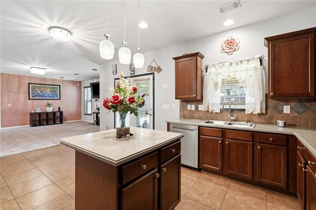 6 bedroom, 3 bathroom, 3,246 sq ft single family residence under contract at 1709 Maybell Trail, Lawrenceville, GA 30044 — photo 8