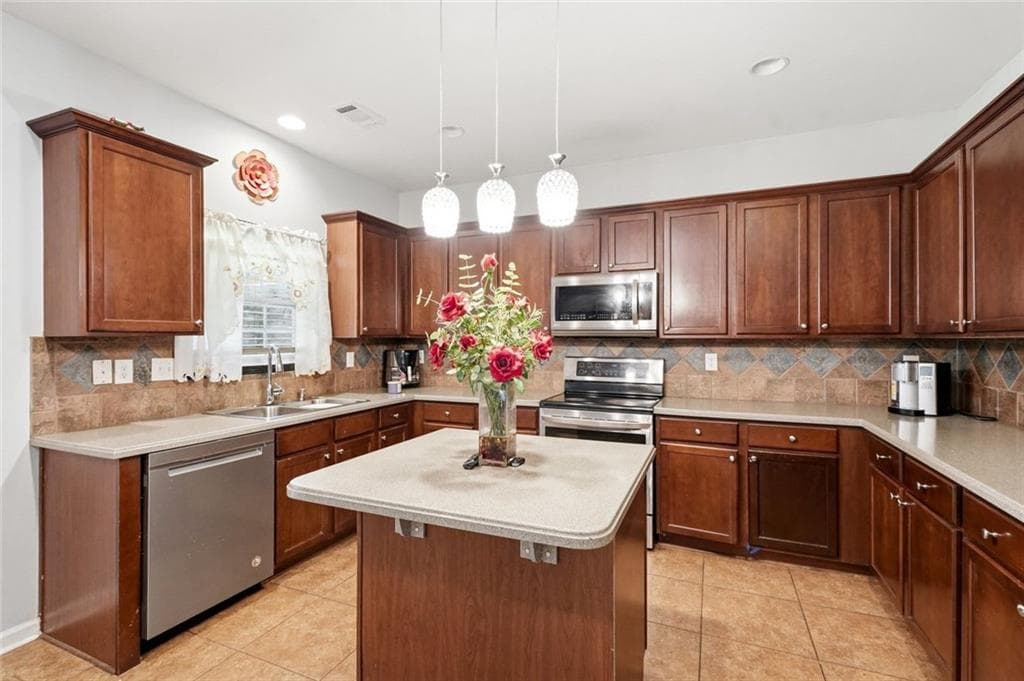 6 bedroom, 3 bathroom, 3,246 sq ft single family residence under contract at 1709 Maybell Trail, Lawrenceville, GA 30044 — photo 9