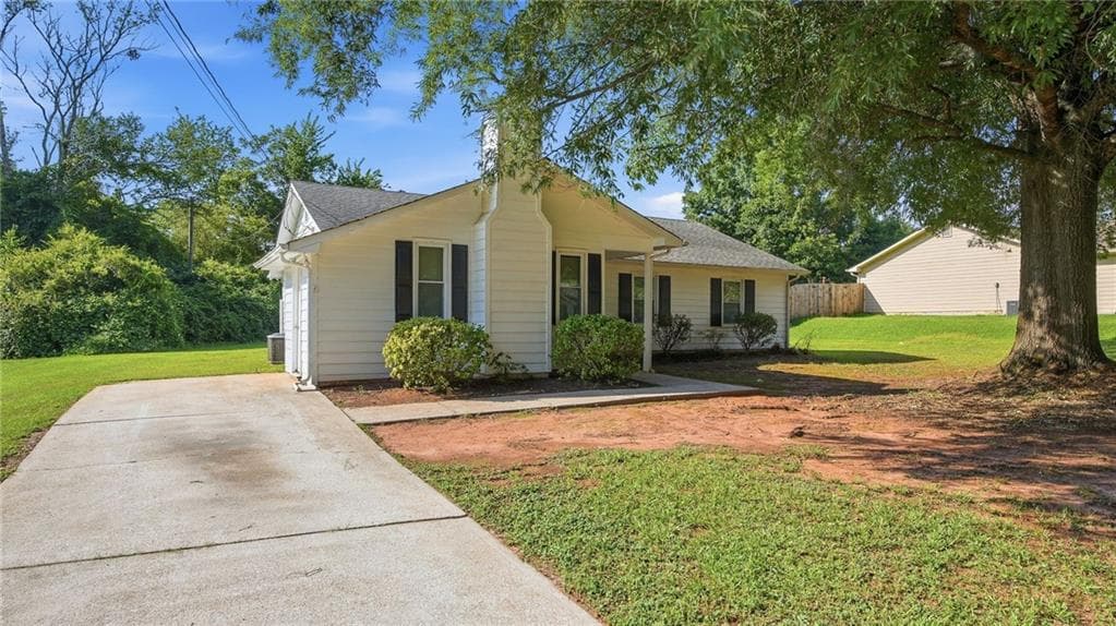 3 bedroom, 2 bathroom, 1,616 sq ft single family residence under contract at 248 Helen Drive, Monroe, GA 30656 — photo 3