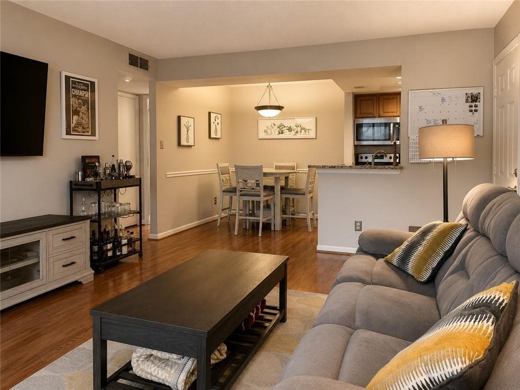 1 bedroom, 1 bathroom, 690 sq ft condominium under contract at 3075 Chastain Park Court, Atlanta, GA 30342 — photo 6