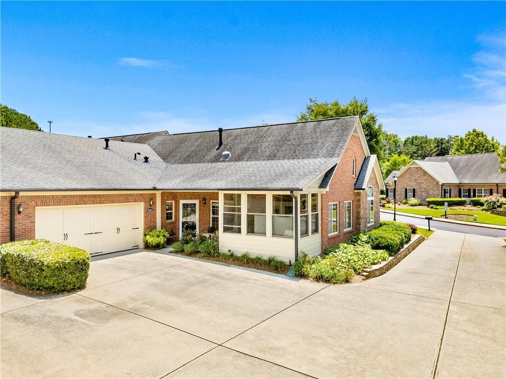 2 bedroom, 2 bathroom, 1,588 sq ft condominium for sale at 2601 Brookhavenrun Circle, Duluth, GA 30097 — photo 1 of 27
