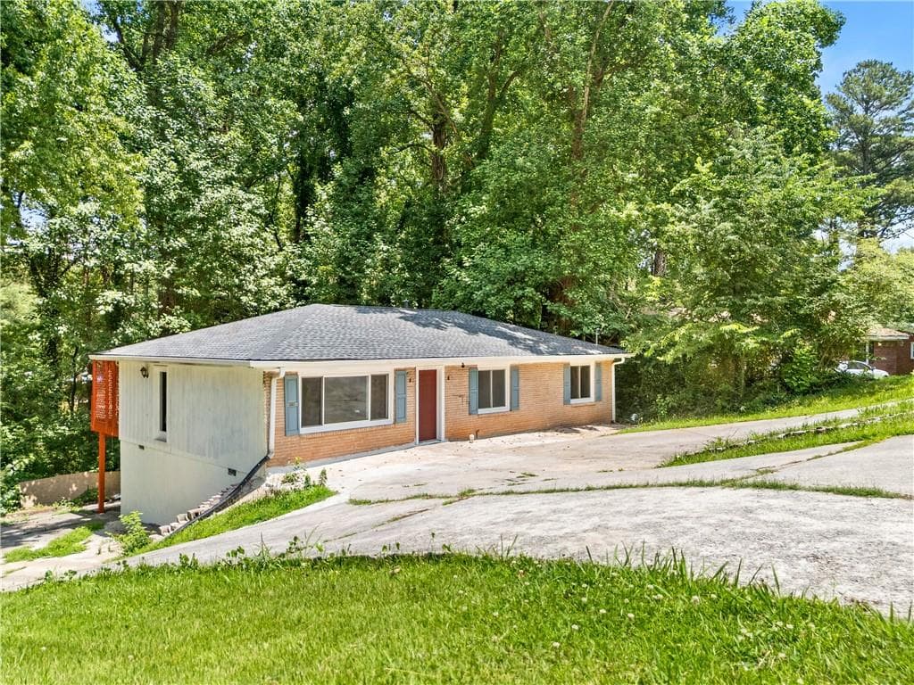 5 bedroom, 3 bathroom, 1,601 sq ft single family residence under contract at 4049 Green Oak Drive, Atlanta, GA 30340 — photo 2