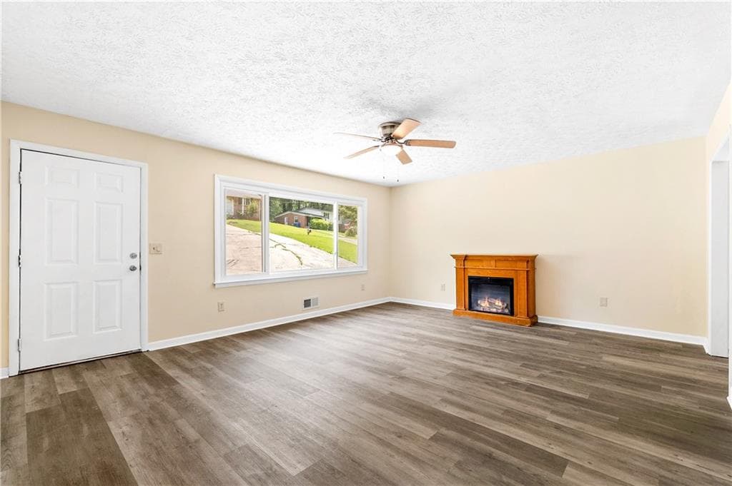 5 bedroom, 3 bathroom, 1,601 sq ft single family residence under contract at 4049 Green Oak Drive, Atlanta, GA 30340 — photo 4