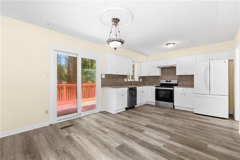 5 bedroom, 3 bathroom, 1,601 sq ft single family residence under contract at 4049 Green Oak Drive, Atlanta, GA 30340 — photo 6