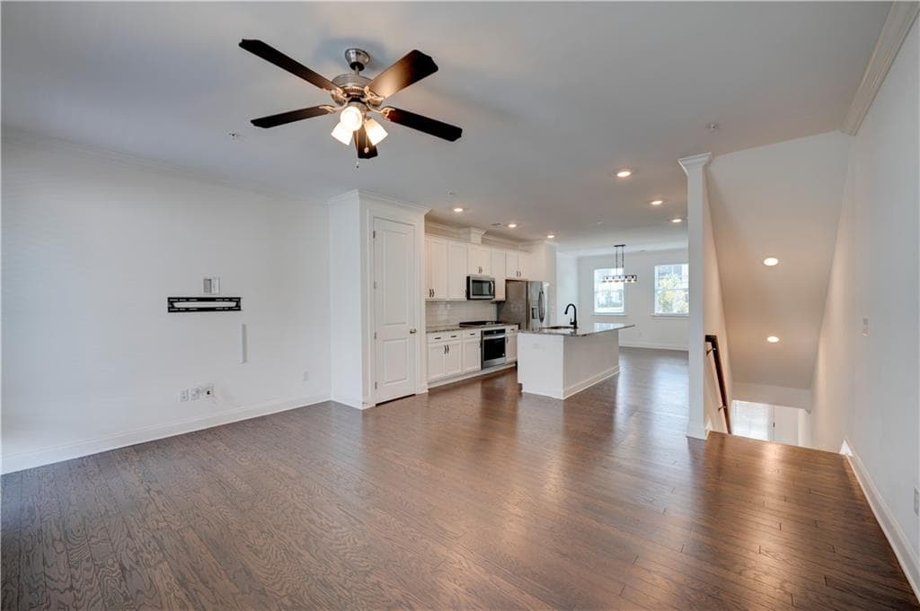 3 bedroom, 4 bathroom, 1,896 sq ft townhouse for sale at 6532 Beacon Drive, Atlanta, GA 30328 — photo 3