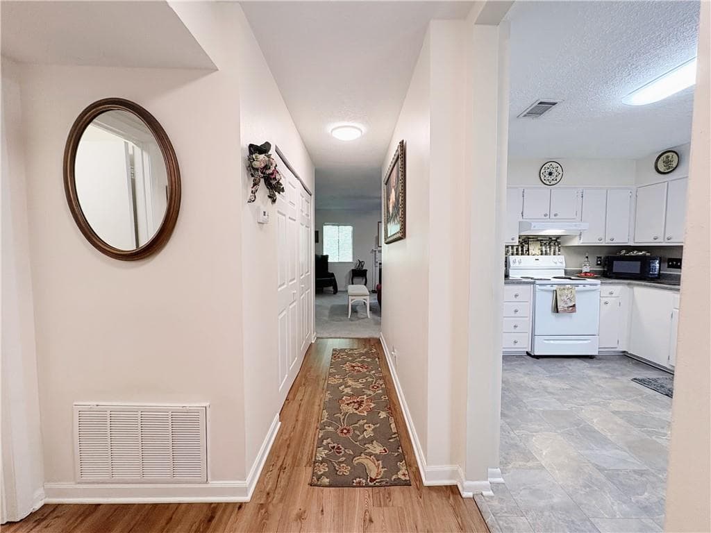 2 bedroom, 2 bathroom, 1,209 sq ft condominium for sale at 2937 Torreya Way, Marietta, GA 30067 — photo 2