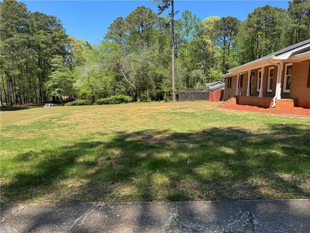 3 bedroom, 2 bathroom, 2,005 sq ft single family residence for sale at 700 Ponderosa Court, Fayetteville, GA 30214 — photo 4