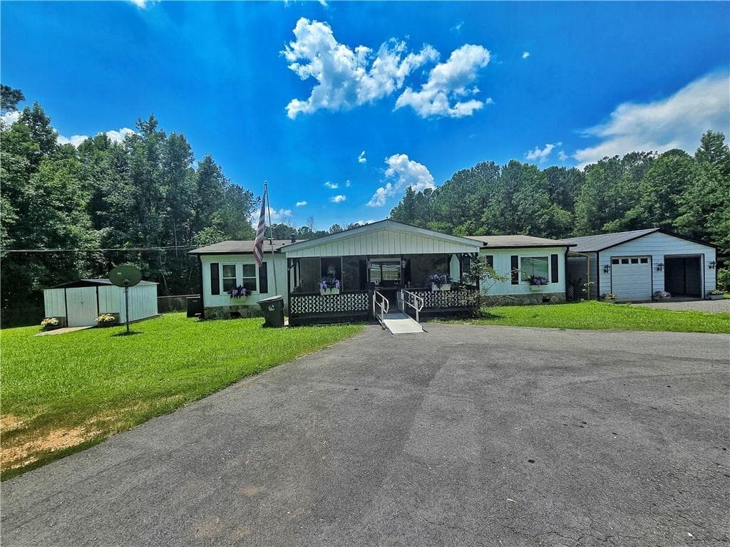 3 bedroom, 2 bathroom, 1,404 sq ft single family residence for sale at 2001 Rocky Creek Road, Mansfield, GA 30055 — photo 3