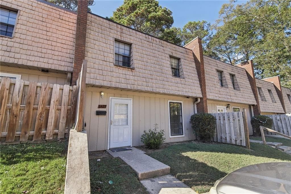 3 bedroom, 2 bathroom, 1,302 sq ft townhouse for sale at 6429 Woodstone Way, Morrow, GA 30260 — photo 2