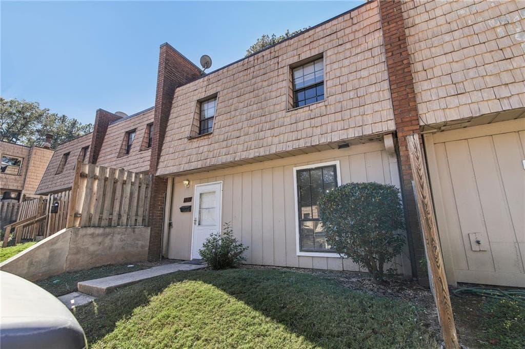 3 bedroom, 2 bathroom, 1,302 sq ft townhouse for sale at 6429 Woodstone Way, Morrow, GA 30260 — photo 3