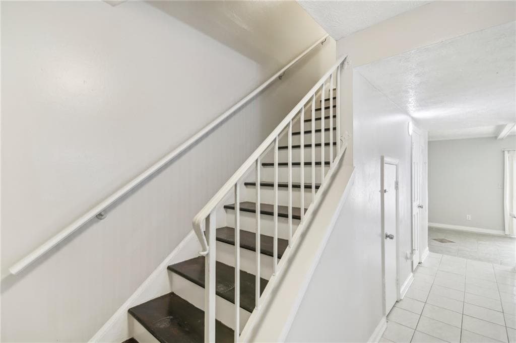 3 bedroom, 2 bathroom, 1,302 sq ft townhouse for sale at 6429 Woodstone Way, Morrow, GA 30260 — photo 4