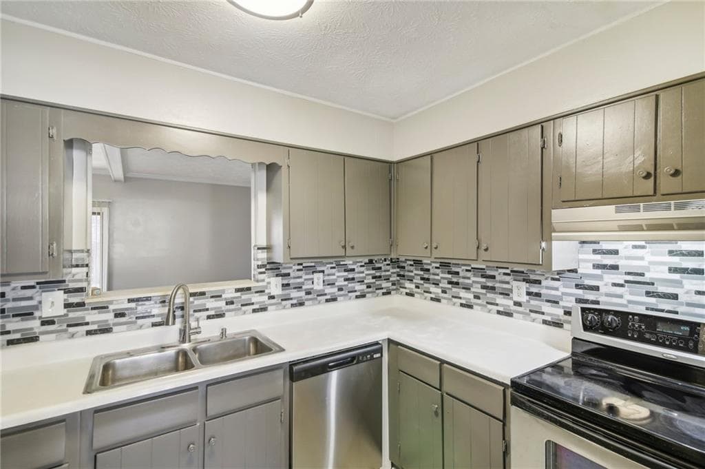 3 bedroom, 2 bathroom, 1,302 sq ft townhouse for sale at 6429 Woodstone Way, Morrow, GA 30260 — photo 8