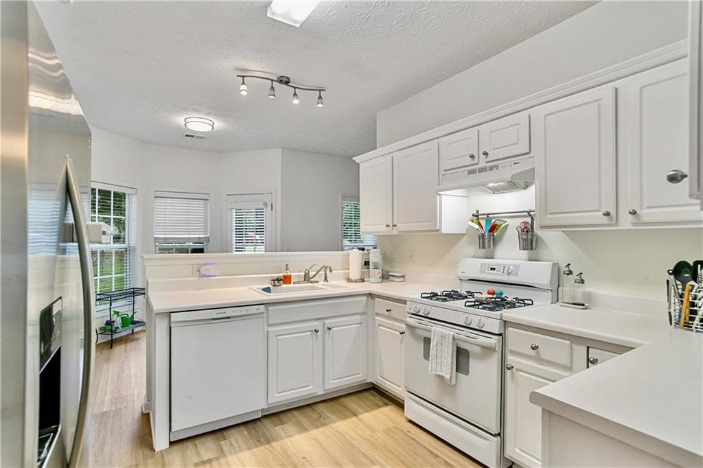 4 bedroom, 3 bathroom, 2,136 sq ft single family residence under contract at 4026 Mcdowell Drive, Acworth, GA 30101 — photo 8
