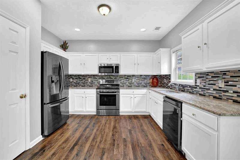3 bedroom, 3 bathroom, 2,514 sq ft single family residence for sale at 1208 Everwood Drive, Marietta, GA 30008 — photo 4