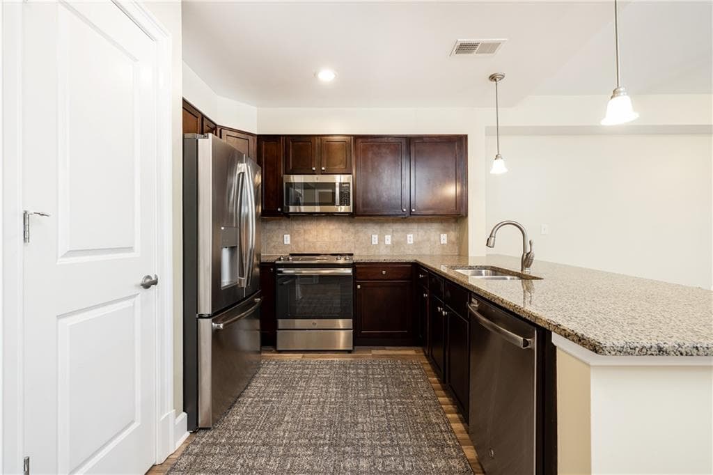 1 bedroom, 1 bathroom, 950 sq ft condominium for sale at 200 River Vista Drive 506, Atlanta, GA 30339 — photo 2