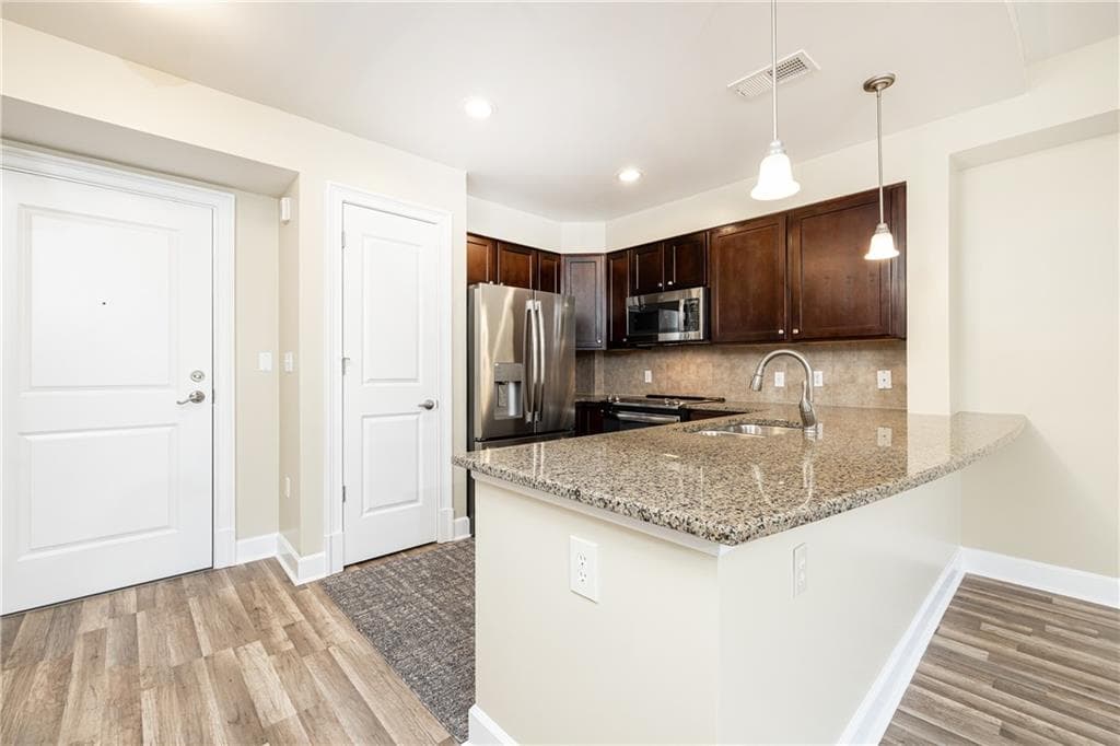 1 bedroom, 1 bathroom, 950 sq ft condominium for sale at 200 River Vista Drive 506, Atlanta, GA 30339 — photo 3