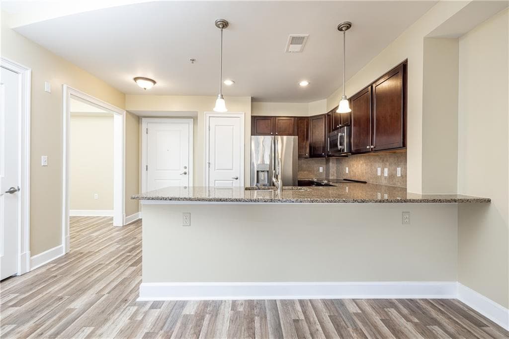 1 bedroom, 1 bathroom, 950 sq ft condominium for sale at 200 River Vista Drive 506, Atlanta, GA 30339 — photo 4