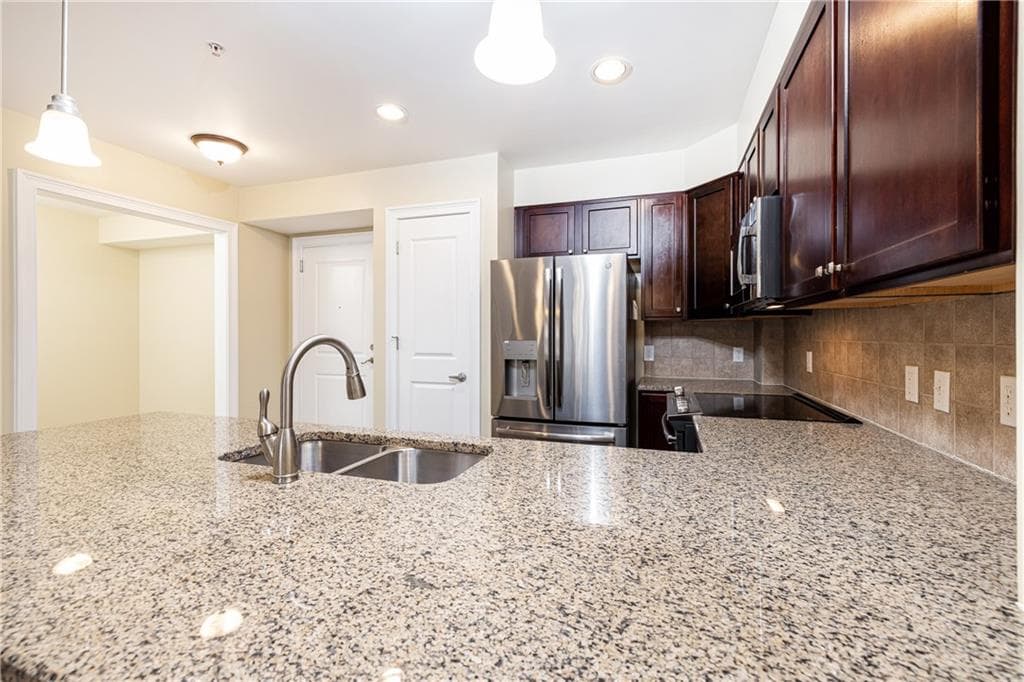 1 bedroom, 1 bathroom, 950 sq ft condominium for sale at 200 River Vista Drive 506, Atlanta, GA 30339 — photo 5