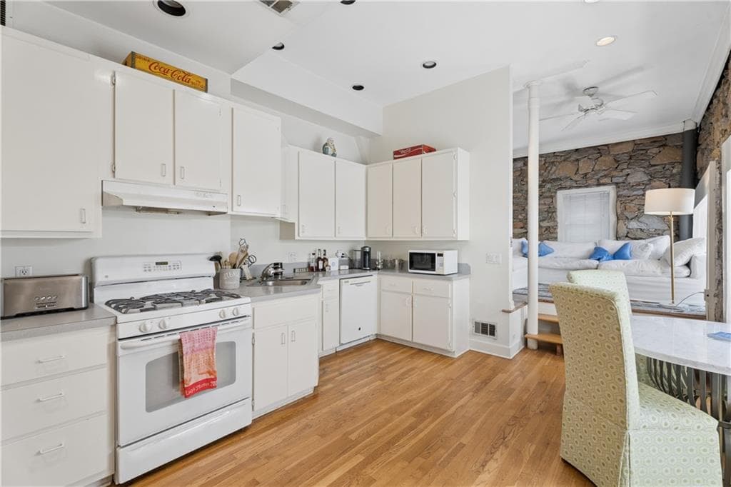 1 bedroom, 2 bathroom, 1,200 sq ft triplex for rent at 11 Polo Drive, Atlanta, GA 30309 for $2,300 a month — photo 7