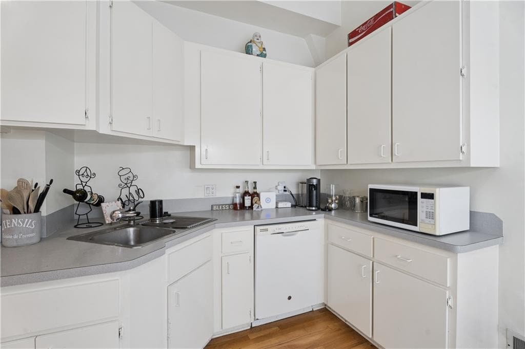 1 bedroom, 2 bathroom, 1,200 sq ft triplex for rent at 11 Polo Drive, Atlanta, GA 30309 for $2,300 a month — photo 9