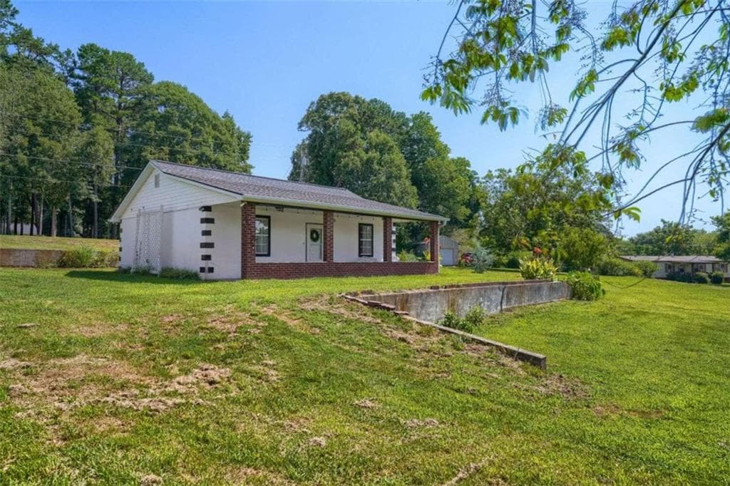 2 bedroom, 1 bathroom, 768 sq ft single family residence under contract at 5765 Crow Drive, Cumming, GA 30041 — photo 2