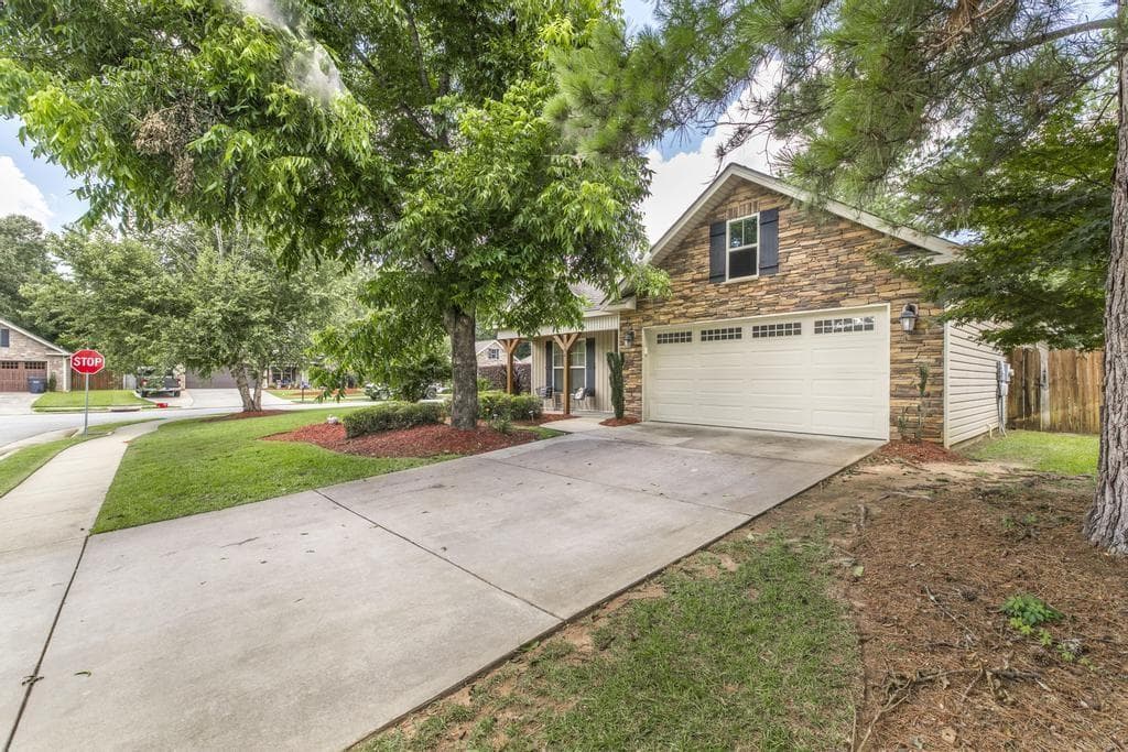 3 bedroom, 2 bathroom, 1,646 sq ft single family residence sold at 804 Amherst Street, Kathleen, GA 31047