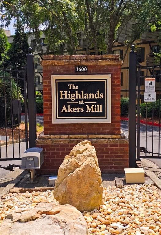 1 bedroom, 1 bathroom, 816 sq ft condominium for sale at 1106 Highland Bluff Drive 106, Atlanta, GA 30339 — photo 2