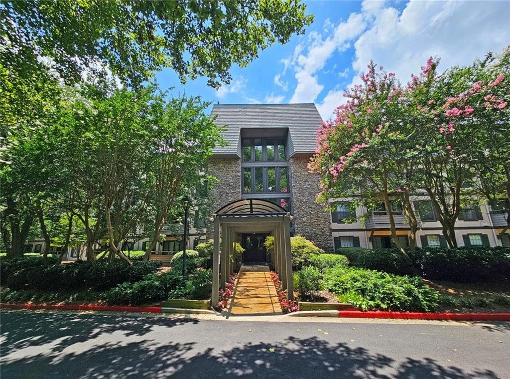 1 bedroom, 1 bathroom, 816 sq ft condominium for sale at 1106 Highland Bluff Drive 106, Atlanta, GA 30339 — photo 3