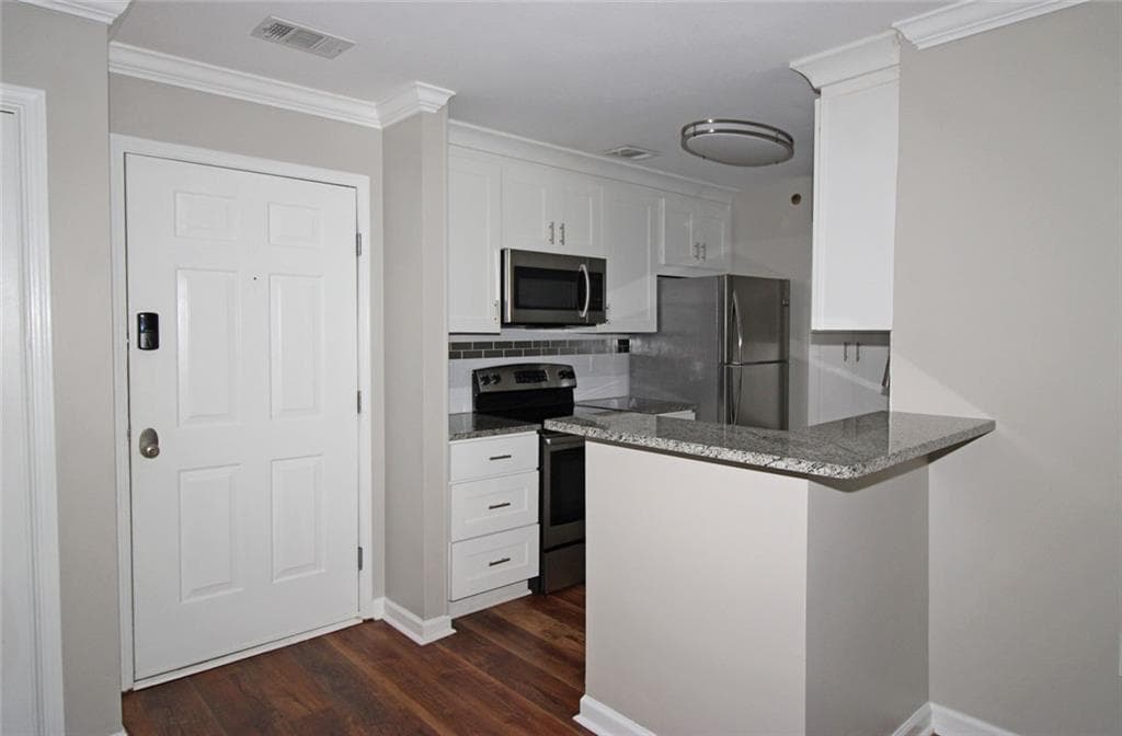 1 bedroom, 1 bathroom, 816 sq ft condominium for sale at 1106 Highland Bluff Drive 106, Atlanta, GA 30339 — photo 6