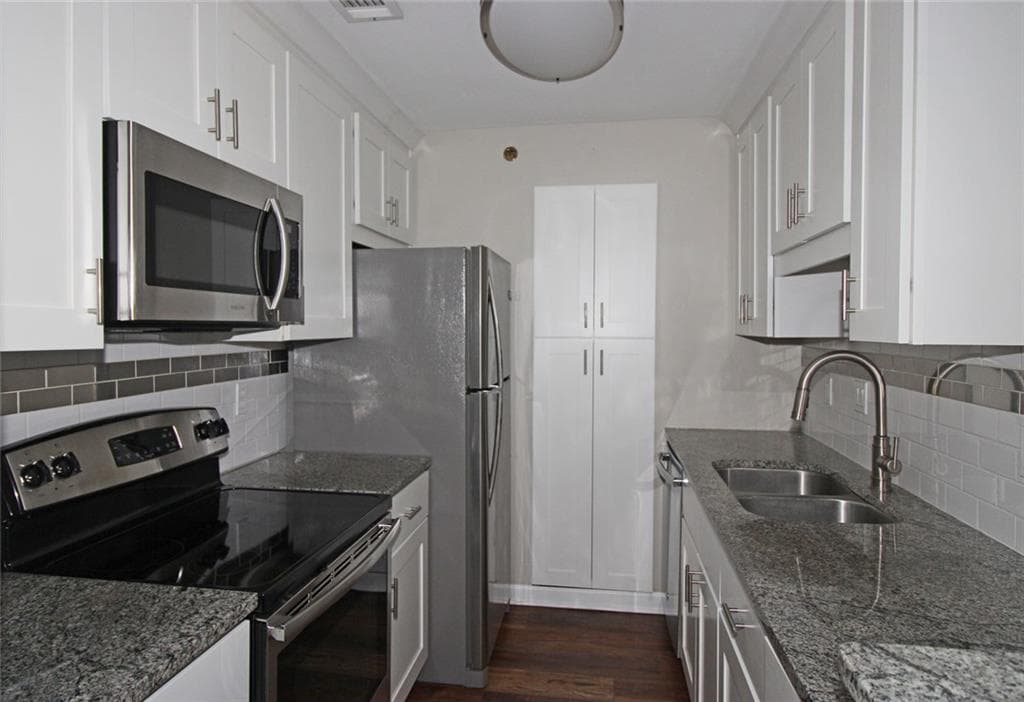 1 bedroom, 1 bathroom, 816 sq ft condominium for sale at 1106 Highland Bluff Drive 106, Atlanta, GA 30339 — photo 7