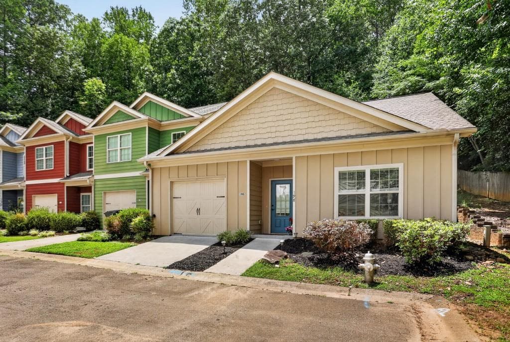 3 bedroom, 2 bathroom, 1,352 sq ft townhouse for sale at 198 Towne Villas Drive, Jasper, GA 30143 — photo 1 of 36
