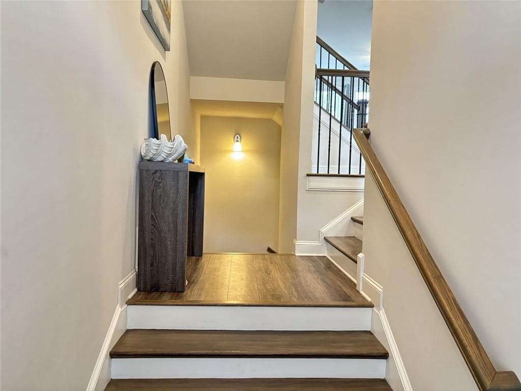 4 bedroom, 4 bathroom, 2,363 sq ft townhouse for rent at 7866 Laurel Crest Drive, Johns Creek, GA 30024 for $3,100 a month — photo 2