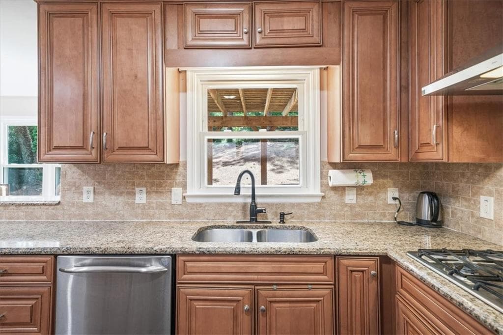 4 bedroom, 3 bathroom, 2,224 sq ft single family residence under contract at 5265 N Hillbrooke Trace, Johns Creek, GA 30005 — photo 10