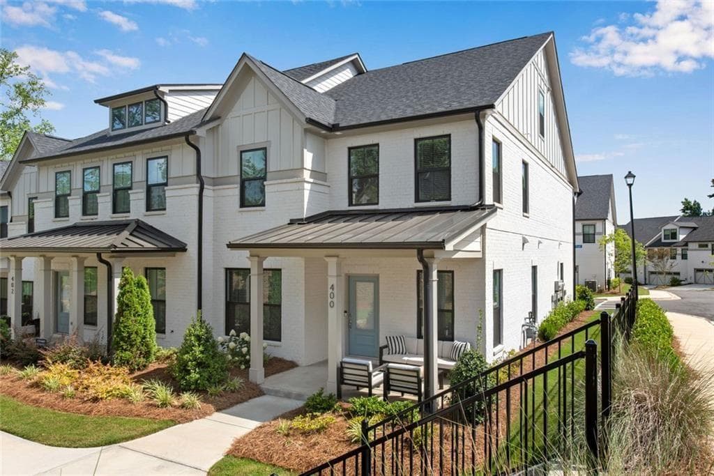 3 bedroom, 4 bathroom, 2,399 sq ft townhouse for rent at 400 Renwood Trail, Johns Creek, GA 30097 for $3,650 a month — photo 2